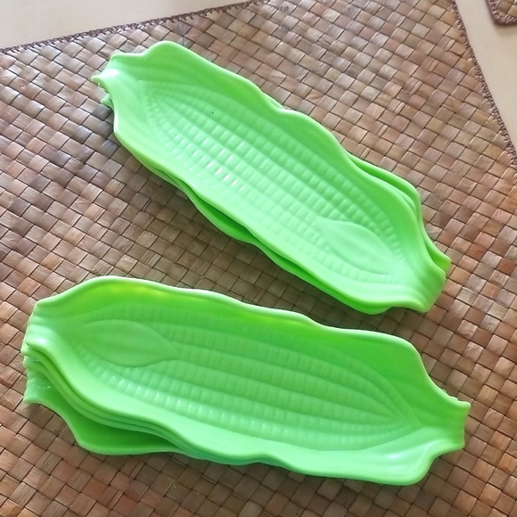 Set of Eight Plastic Corn on the Cob Holders. - Picture 2 of 5